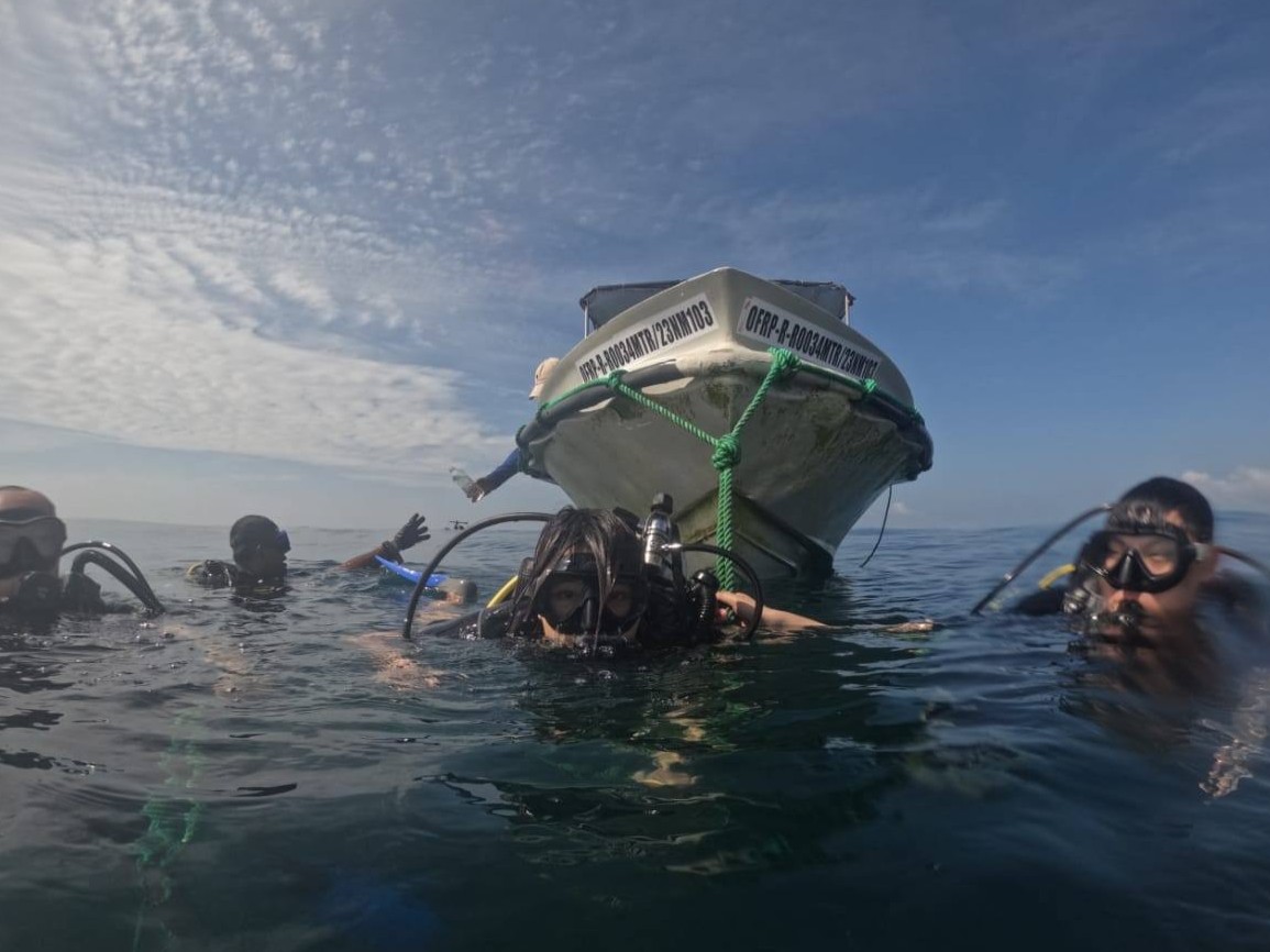 Divers Regrouping at Boat Surface